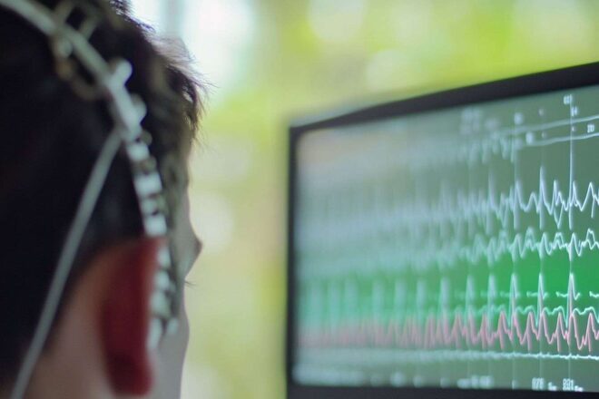 Gros plan d un moniteur eeg montrant l activité fluctuante des ondes cérébrales