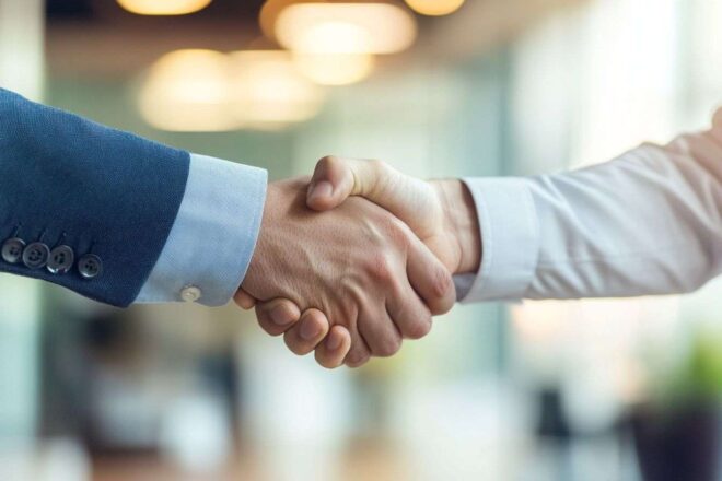 Poignée de main confiante entre collègues