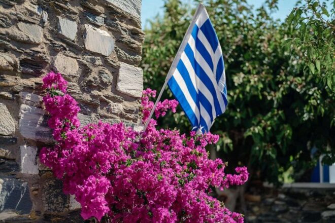 Drapeau de la grèce avec bougainvillées