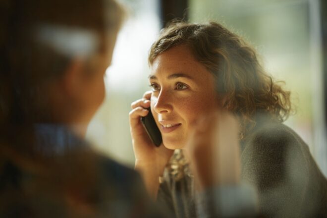 Appel téléphonique solidaire entre parent et conseiller