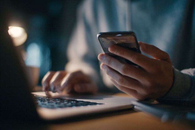 Gestion bancaire sur smartphone ou ordinateur portable