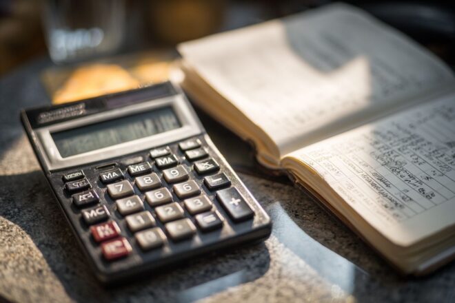 Gros plan d une calculatrice et d un livret bancaire