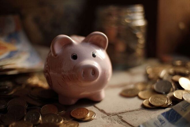 Tirelire remplie de pièces et billets